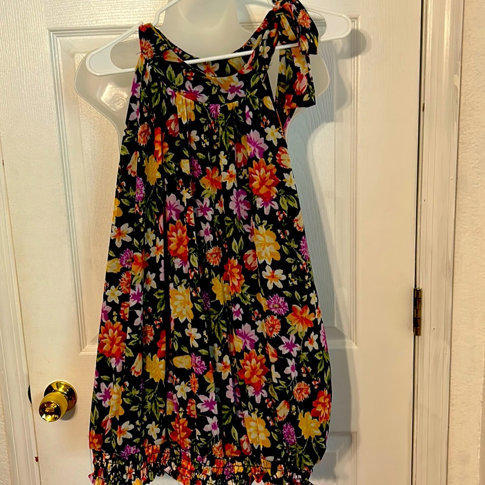 Bright colors tank style shirt.Ties at neck one side. Elastic at bottom.Size 2X